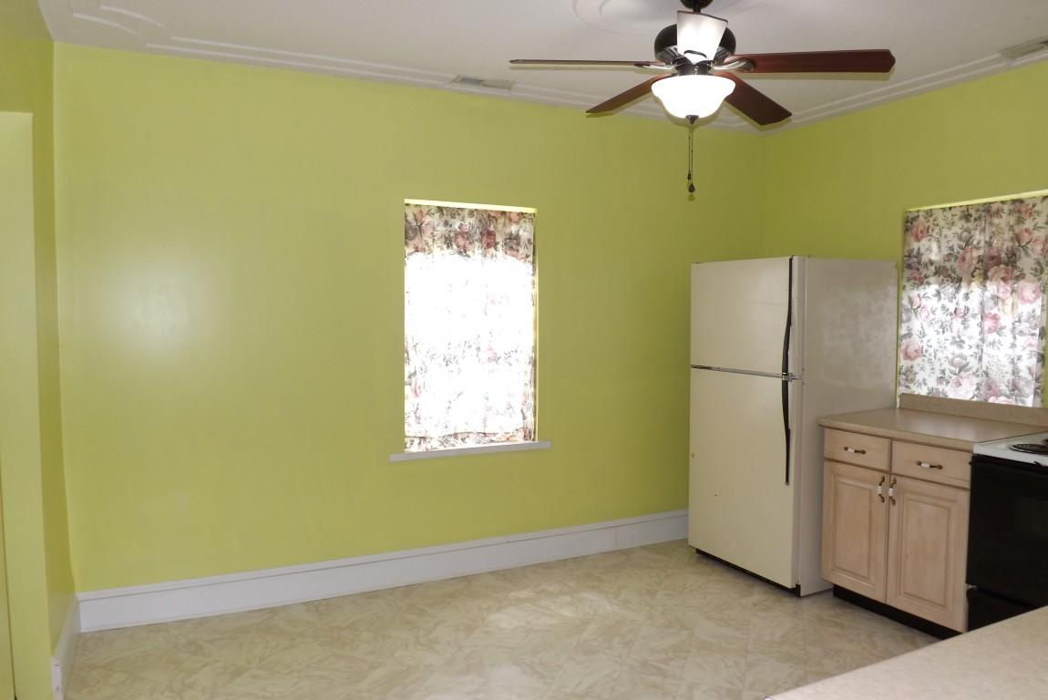 146 Landreth Street Spring City, TN 37381 - Photo 16 of 37 breakfast area in kitchen