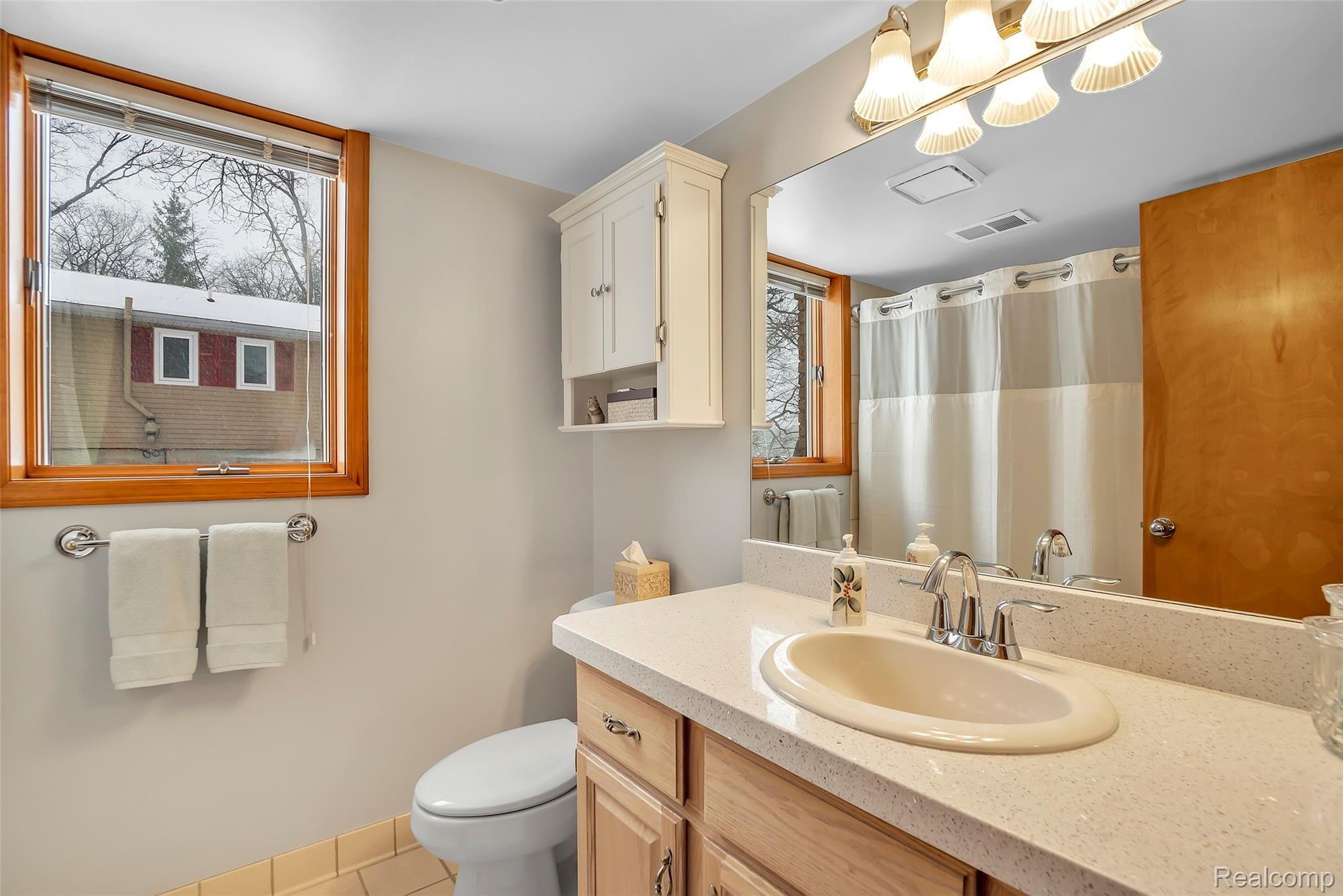 13413 White Lake Road Fenton, MI 48430 - Photo 17 of 27 2nd Full Bathroom with custom counter top.