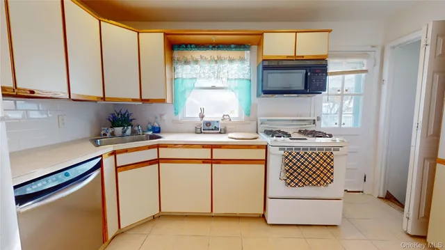 $669,000 | 2718 Anthony Avenue, Bellmore, NY 11710