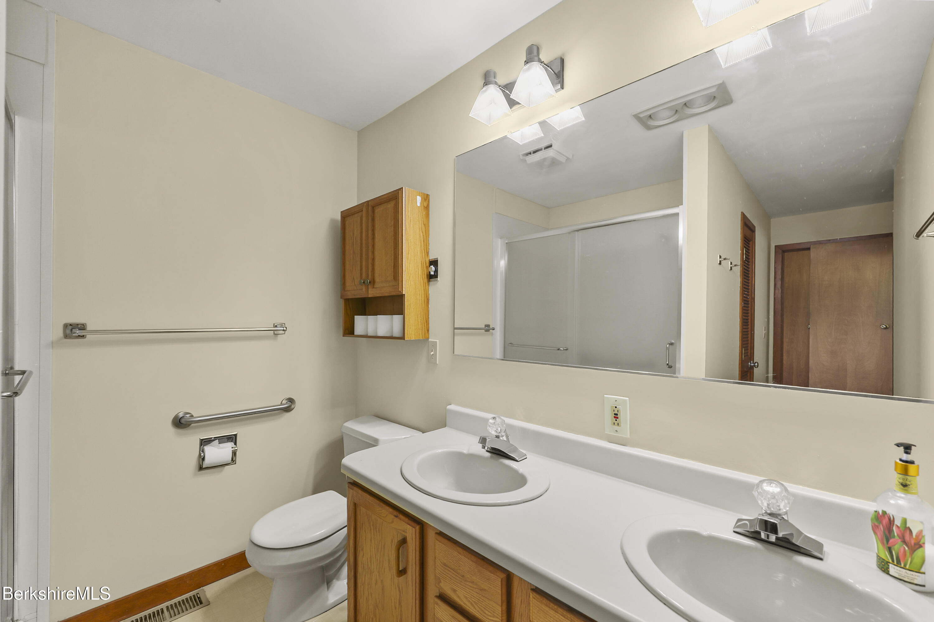 Pondview Drive, Unit H2 Pittsfield, MA 01201 - Photo 22 of 31 Full Bathroom