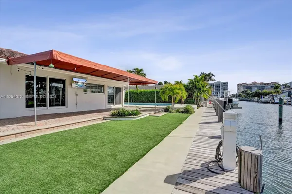 a view of a house with backyard and a garden
