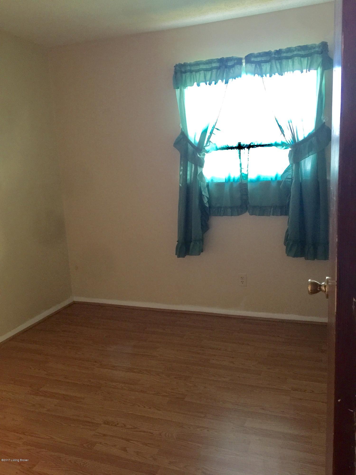 270 East Blue Jay Road Louisville, KY 40229 - Photo 6 of 20 IMG_8788