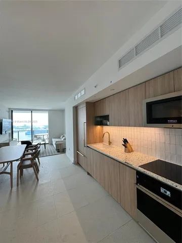 $8,000 | 601 Northeast 1st Avenue, Unit 2615, Miami, FL 33132