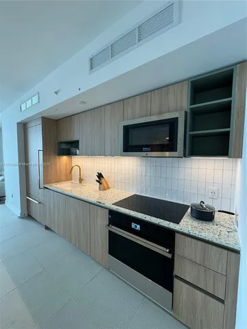 $8,000 | 601 Northeast 1st Avenue, Unit 2615, Miami, FL 33132