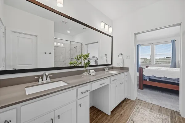 a en suite bathroom with double sink and a large mirror