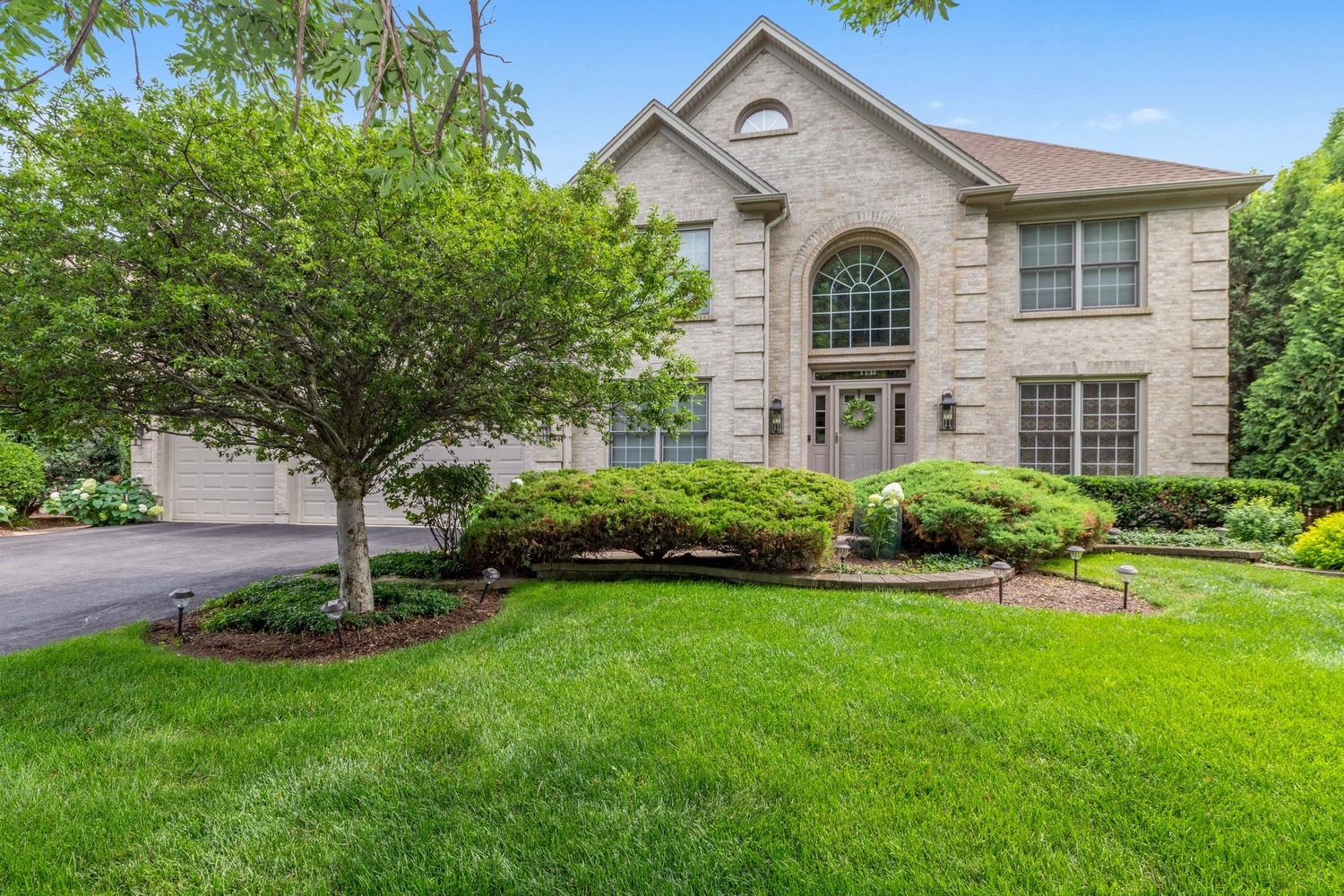 2660 Hoddam Road Naperville, IL 60564 - Photo 2 of 35