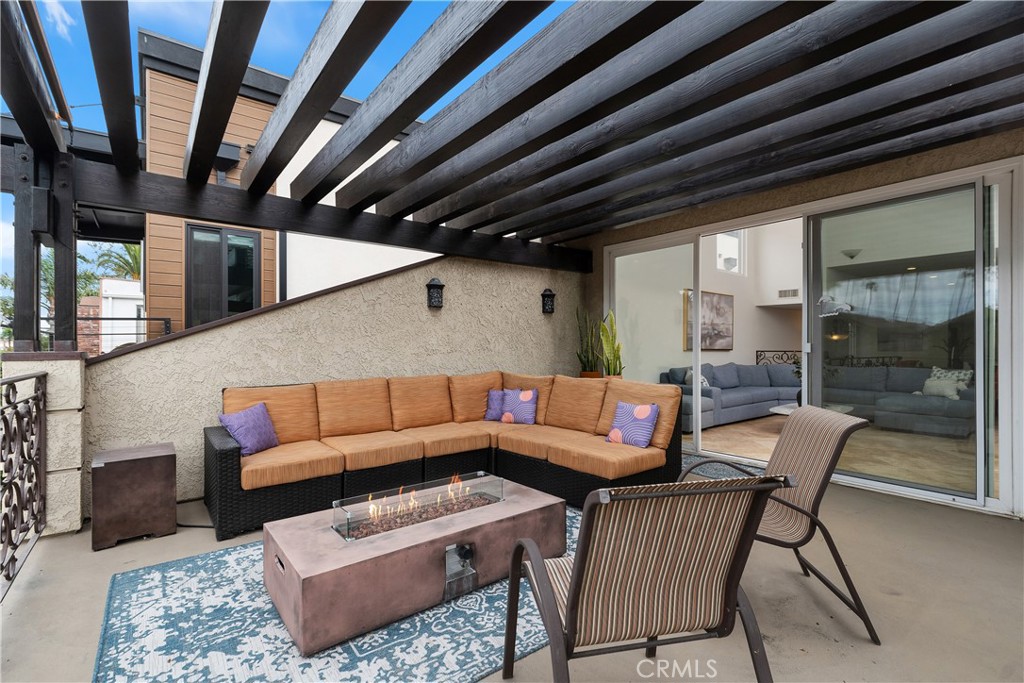 154 12th Street Seal Beach, CA 90740 - Photo 12 of 39 a outdoor living space with furniture