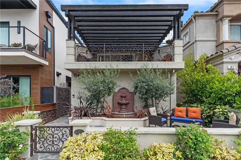 154 12th Street Seal Beach, CA 90740 - Photo 2 of 39 a front view of a house with garden