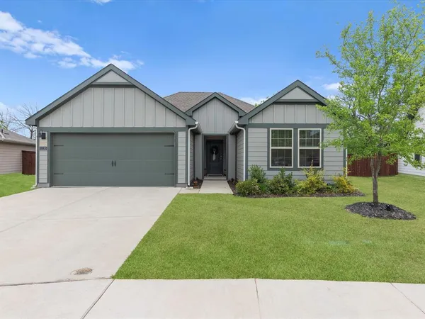 $2,350 | 11120 East Chase Lane, Providence Village, TX 76227