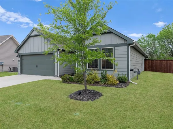$2,350 | 11120 East Chase Lane, Providence Village, TX 76227