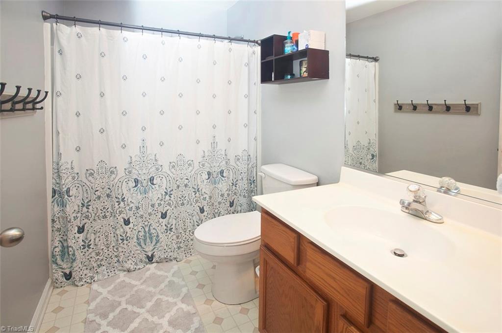 6320 Hampton Knoll Road Clemmons, NC 27012 - Photo 11 of 24 Hall Bath