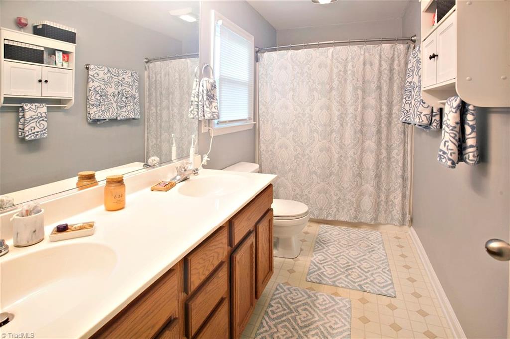 6320 Hampton Knoll Road Clemmons, NC 27012 - Photo 14 of 24 Primary Bath