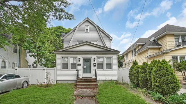 $770,000 | 104-28 201st Street | Hollis