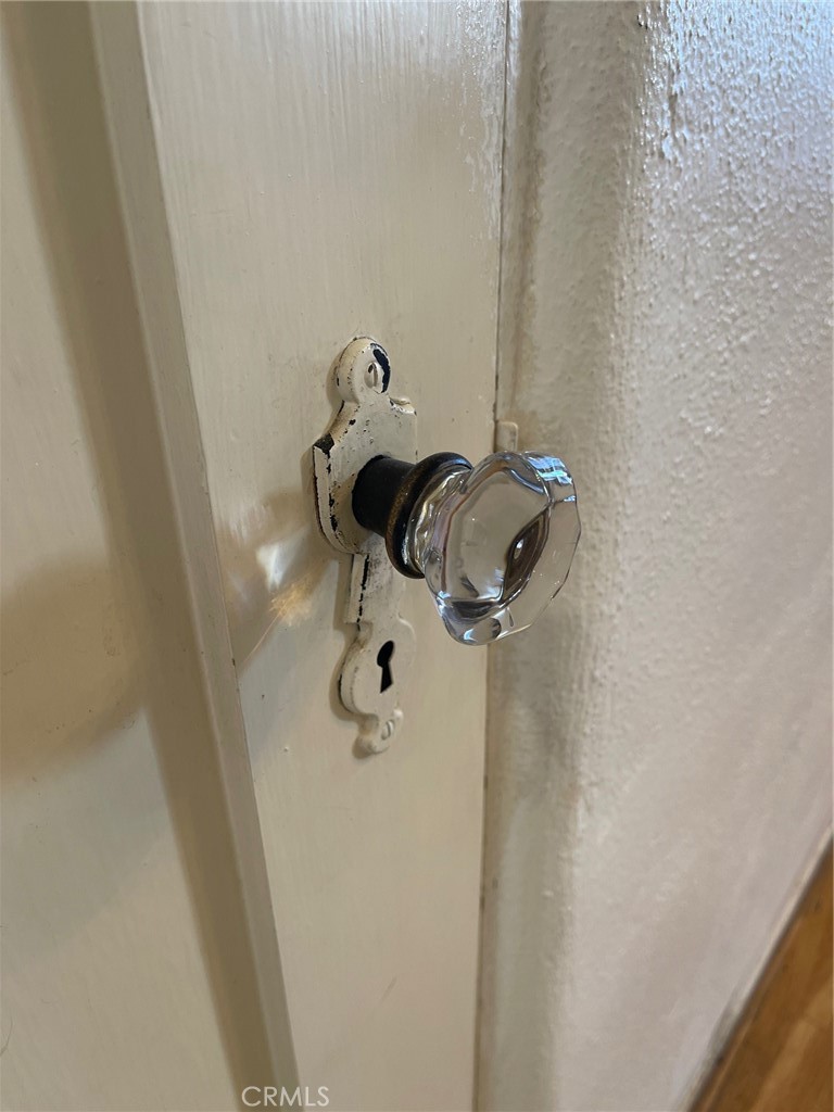 4586 Sunnyside Drive Riverside, CA 92506 - Photo 20 of 36 Glass door knobs