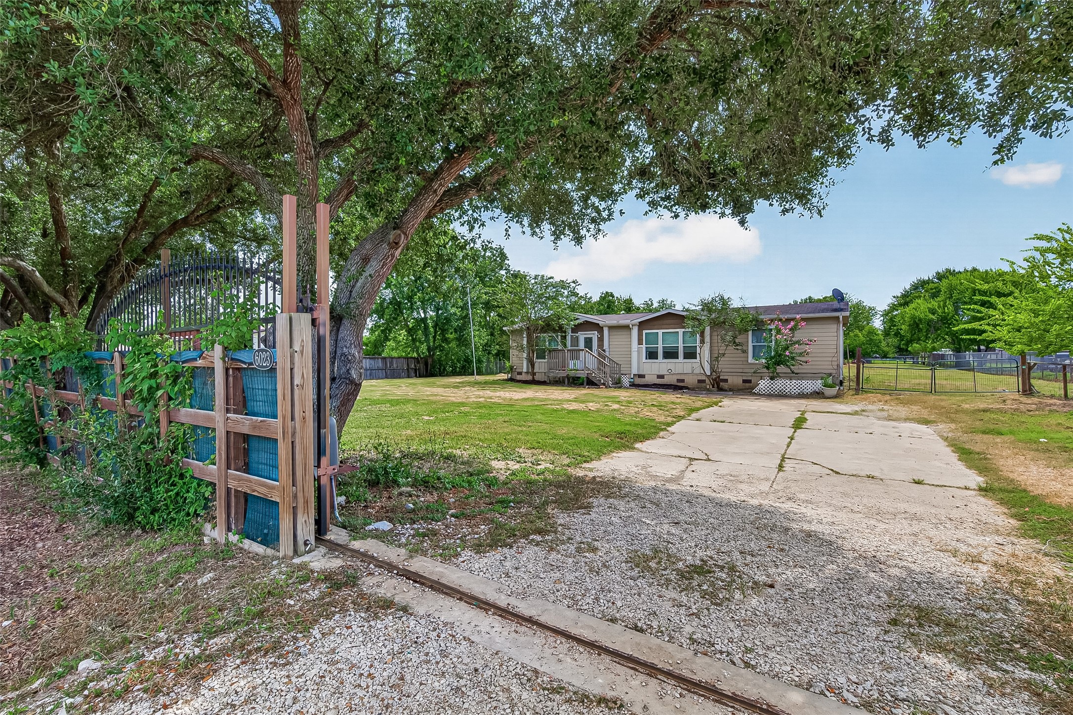 6023 Cheryl Lane Rosharon, TX 77583 - Photo 2 of 31