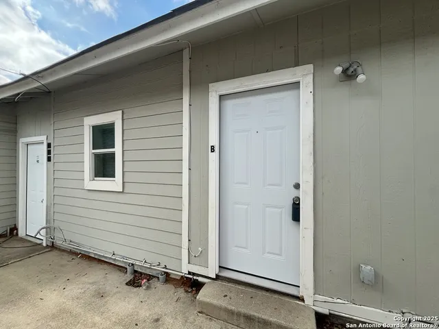 $975 | 378 East Petaluma Boulevard, Unit B, San Antonio, TX 78221