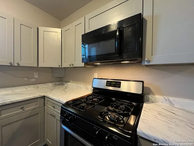 $975 | 378 East Petaluma Boulevard, Unit B, San Antonio, TX 78221