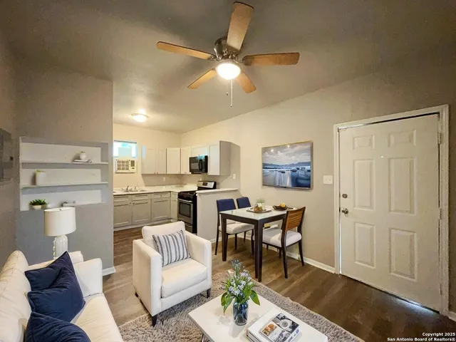 $975 | 378 East Petaluma Boulevard, Unit B, San Antonio, TX 78221