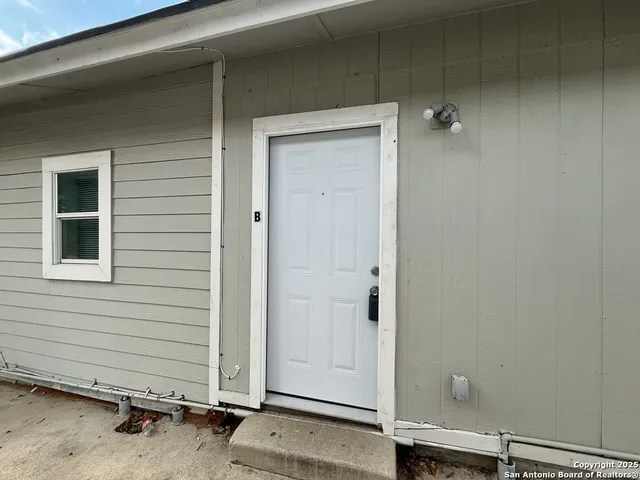 $975 | 378 East Petaluma Boulevard, Unit B, San Antonio, TX 78221