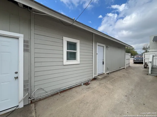 $975 | 378 East Petaluma Boulevard, Unit B, San Antonio, TX 78221