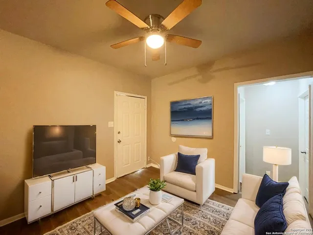 $975 | 378 East Petaluma Boulevard, Unit B, San Antonio, TX 78221