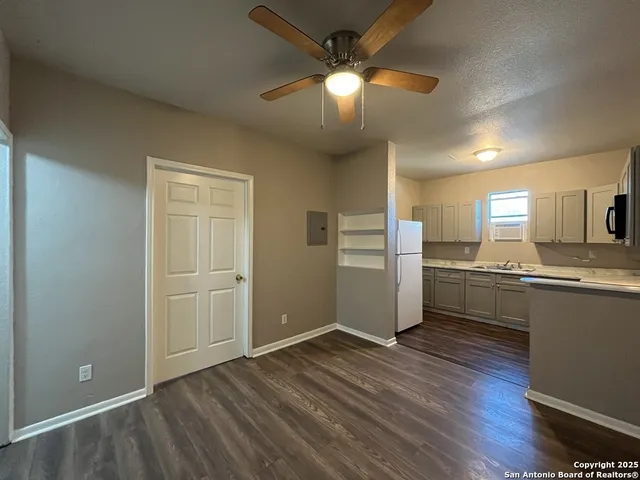 $975 | 378 East Petaluma Boulevard, Unit B, San Antonio, TX 78221
