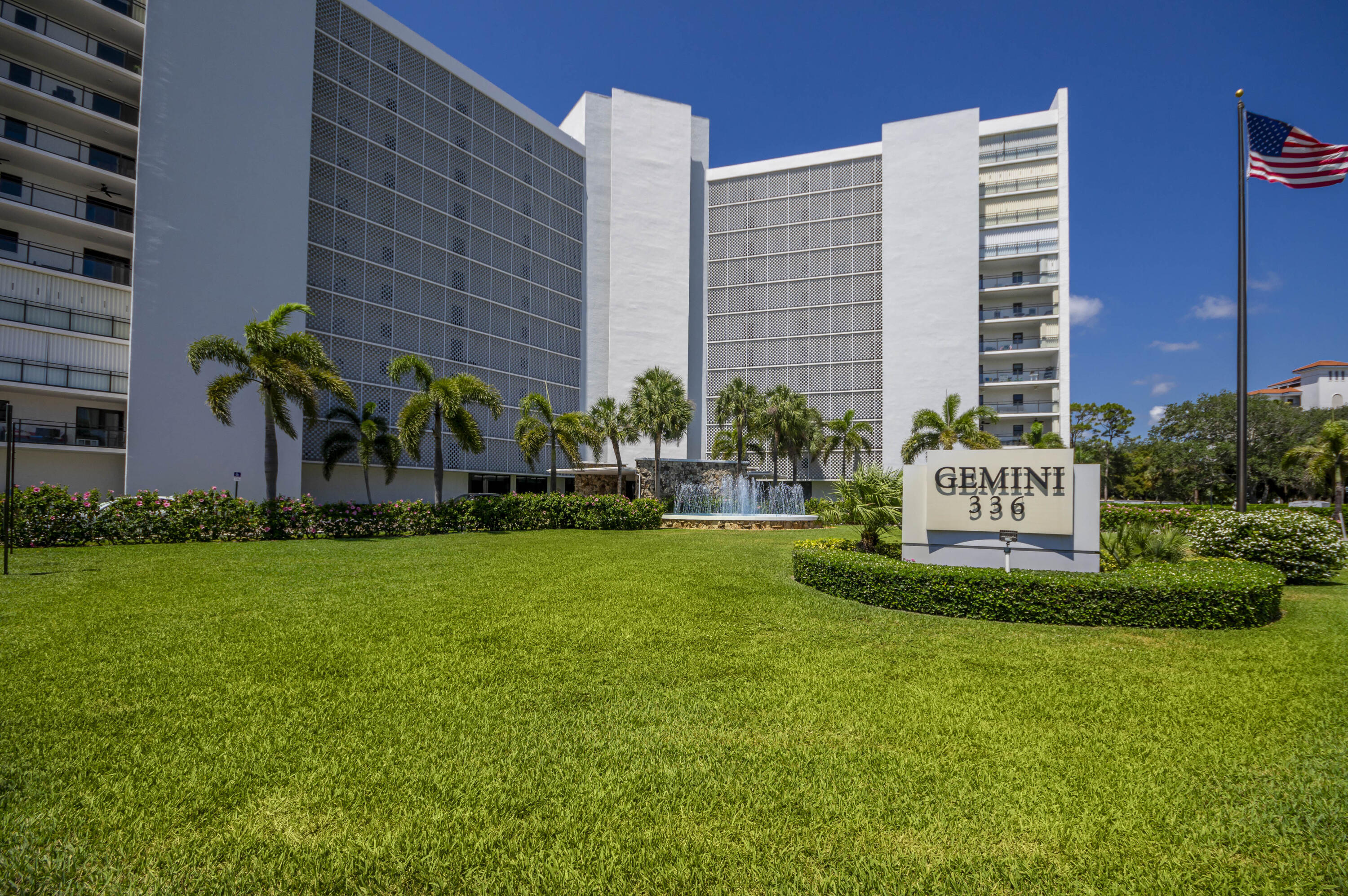 336 Golfview Road, Unit 518 North Palm Beach, FL 33408 - Photo 21 of 31 a view of a building with a garden