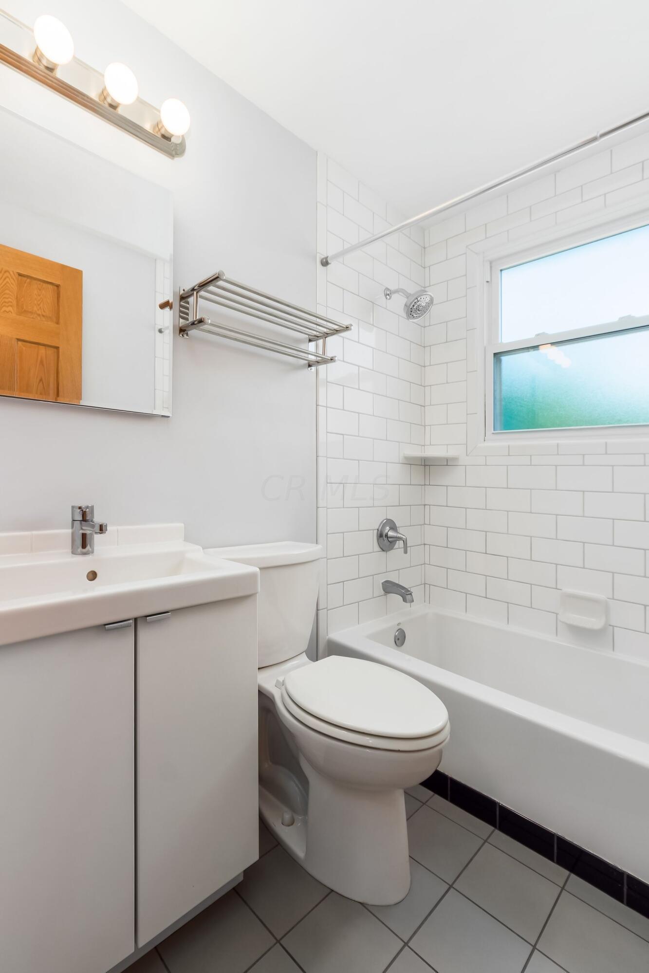 2234 Nottingham Road Columbus, OH 43221 - Photo 15 of 35 Full bathroom.