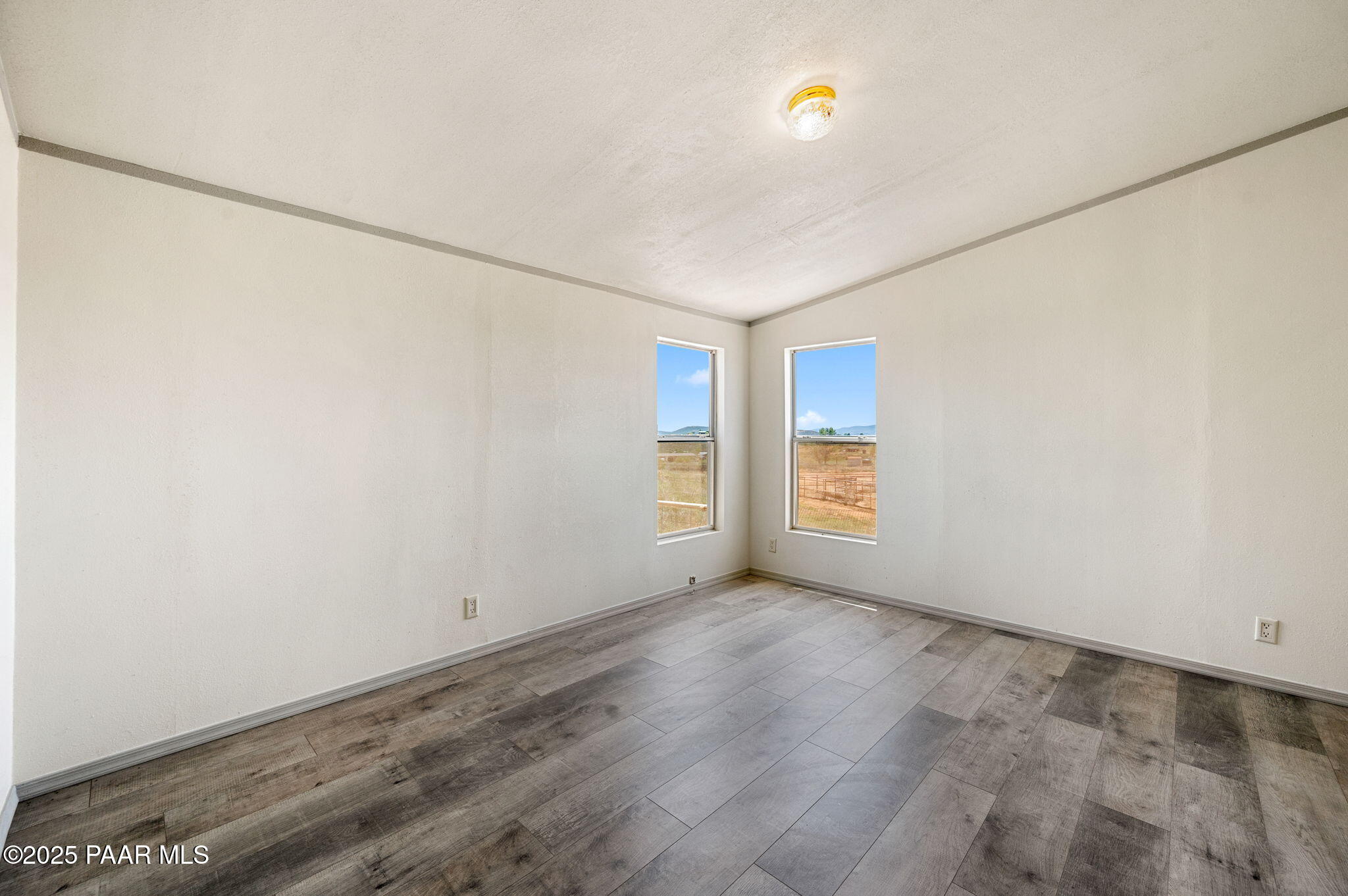 17320 East Roper Way Dewey, AZ 86327 - Photo 9 of 24 Primary Bedroom