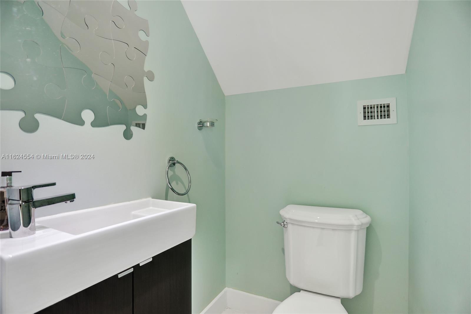 4585 Alton Road Miami Beach, FL 33140 - Photo 24 of 44 powder