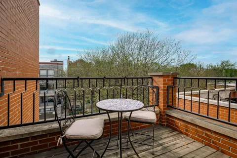 $700,000 | 2849 North Damen Avenue, Unit 3, Chicago, IL 60618