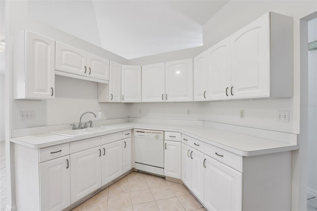 6917 Oakcrest Lane Zephyrhills, FL 33542 - Photo 16 of 54