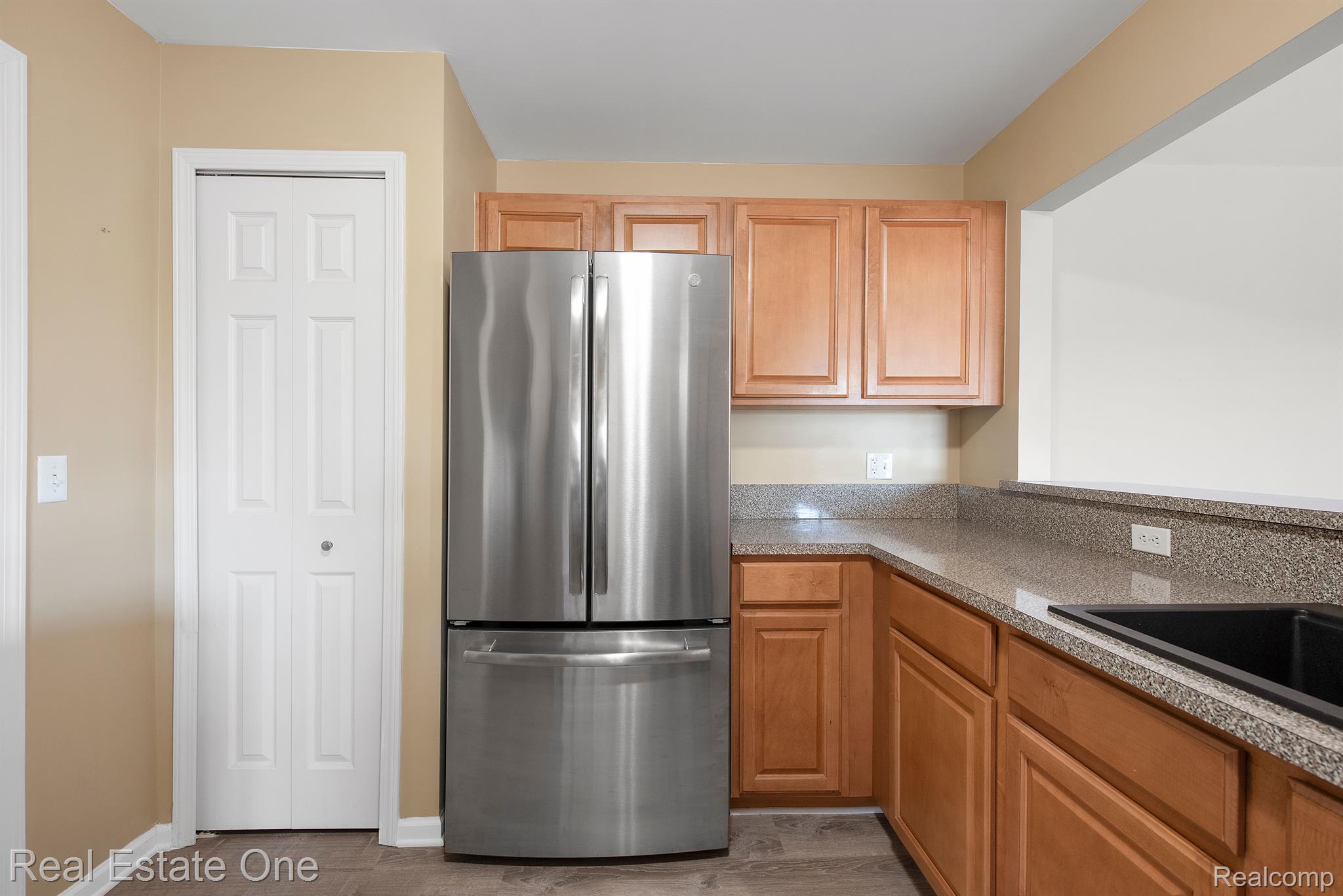 1845 Flagstone Circle Rochester, MI 48307 - Photo 9 of 29 Large Kitchen with SS appliances (2022) and Pantry