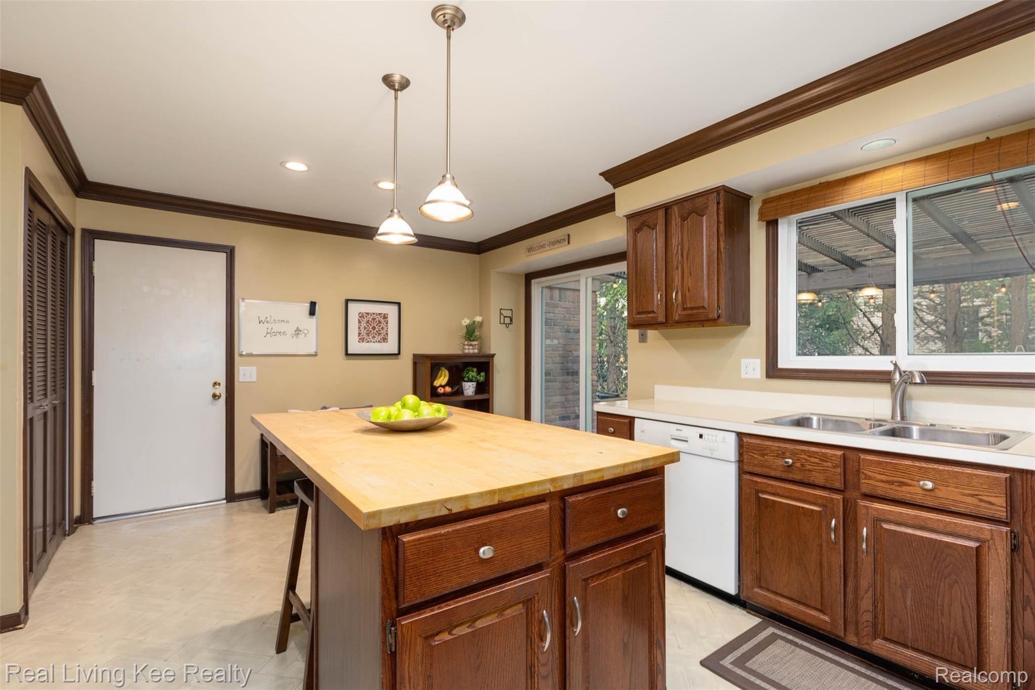 440 Lake Forest Road Rochester, MI 48309 - Photo 9 of 32 440 Lake Forest Rd-9.jpg