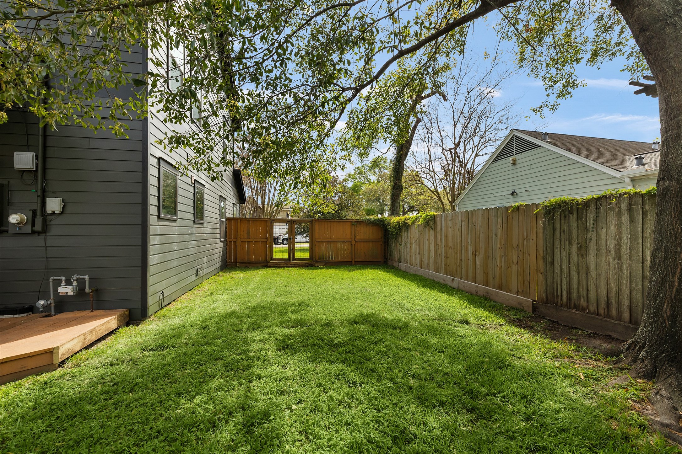 516 West 30th Street Houston, TX 77018 - Photo 41 of 49 large side yard for pets and play