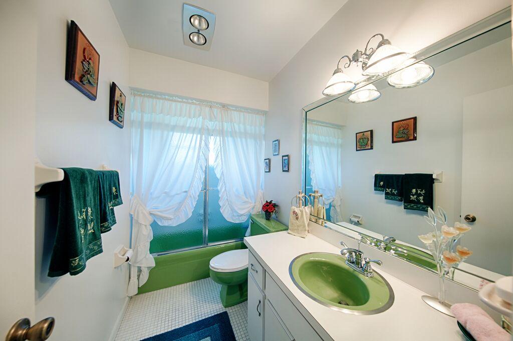 510 Silver Lane Boca Raton, FL 33432 - Photo 33 of 34 510 Silver 2nd bathroom