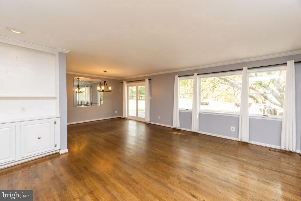 1905 Ridge Road Reisterstown, MD 21136 - Photo 6 of 18 Liv/Din Room