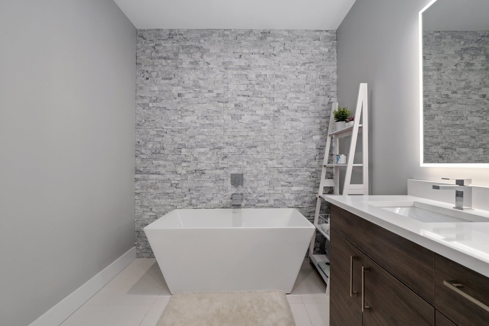 730 West 17th Place, Unit 1W Chicago, IL 60616 - Photo 12 of 26 a bathroom with a sink and a bathtub