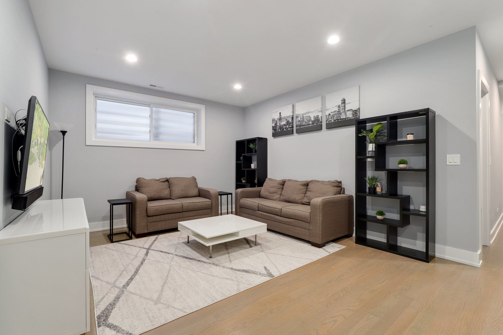 730 West 17th Place, Unit 1W Chicago, IL 60616 - Photo 15 of 26 a living room with furniture and a flat screen tv