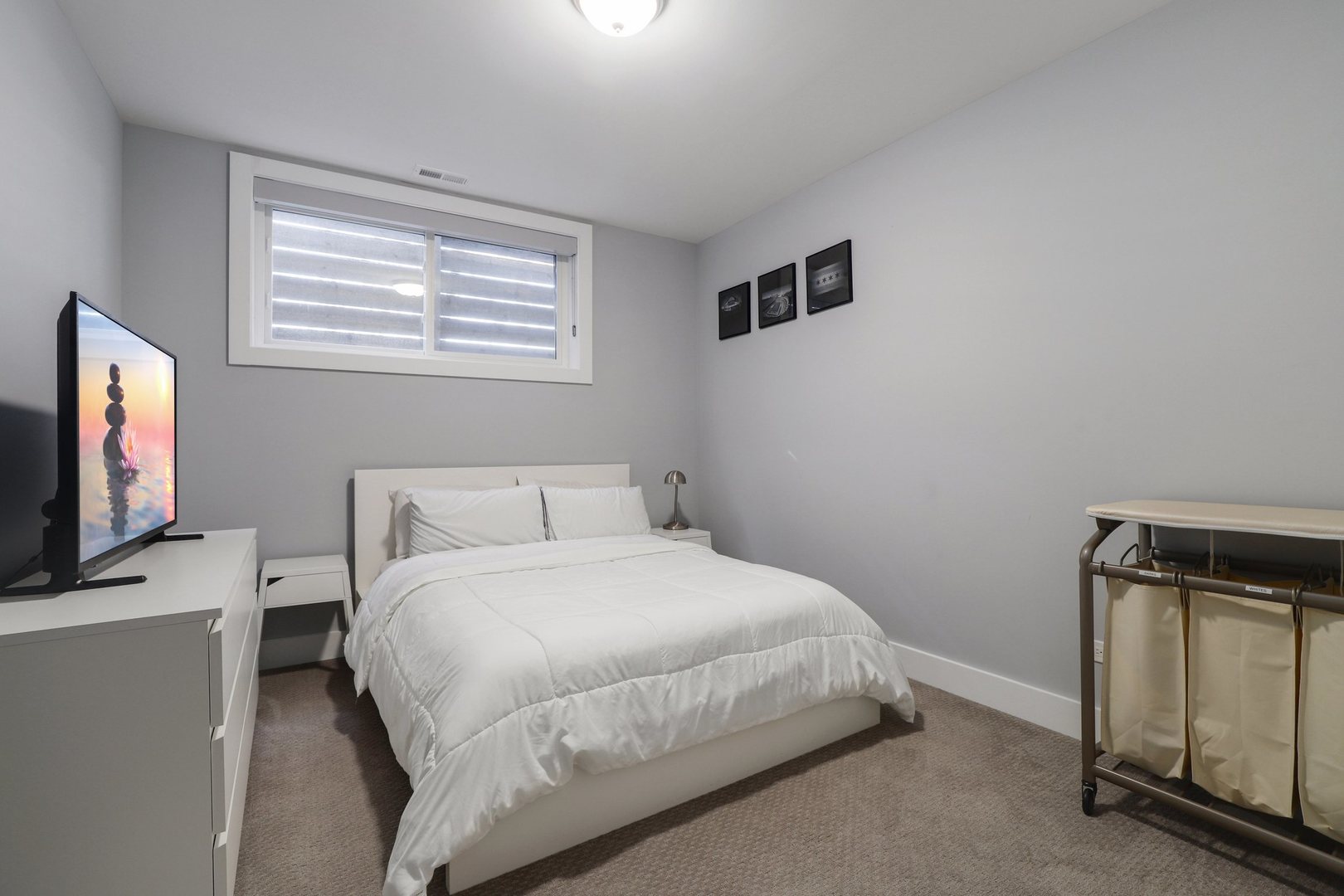 730 West 17th Place, Unit 1W Chicago, IL 60616 - Photo 21 of 26 a bedroom with a bed and a tv