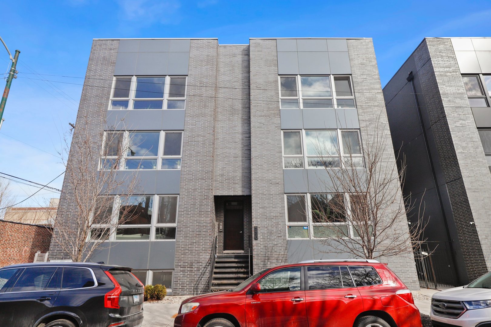 730 West 17th Place, Unit 1W Chicago, IL 60616 - Photo 25 of 26 a front view of a building with parking space
