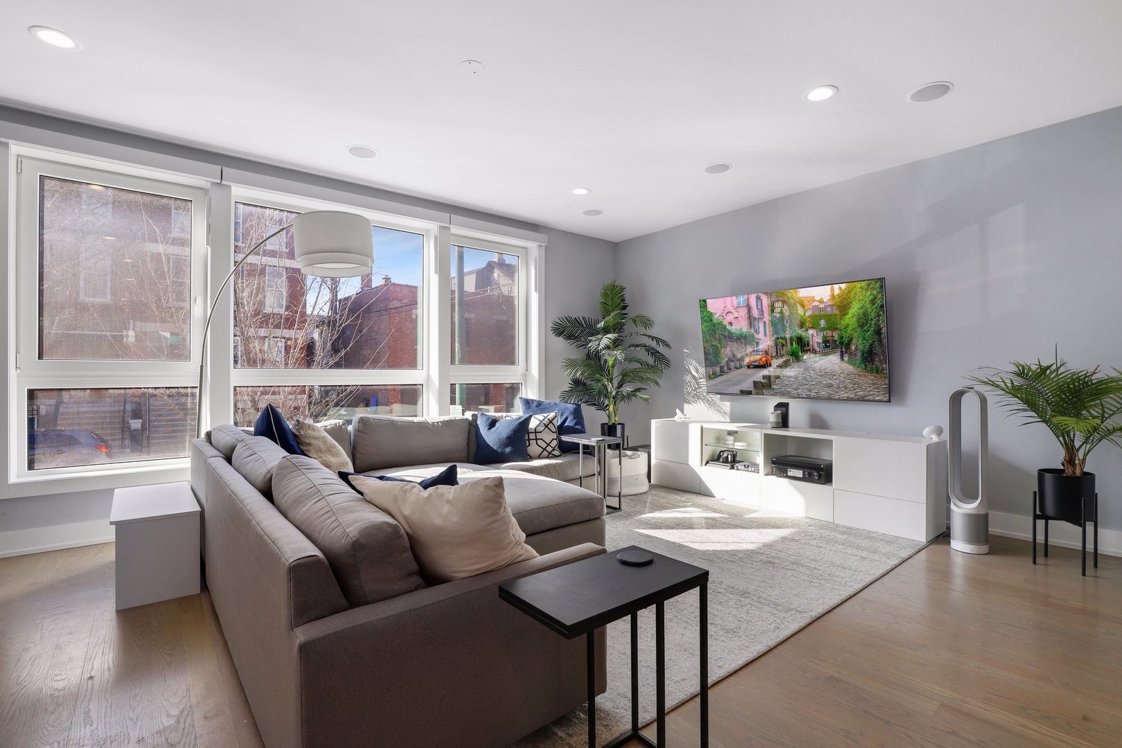 730 West 17th Place, Unit 1W Chicago, IL 60616 - Photo 6 of 26 a living room with furniture and a large window