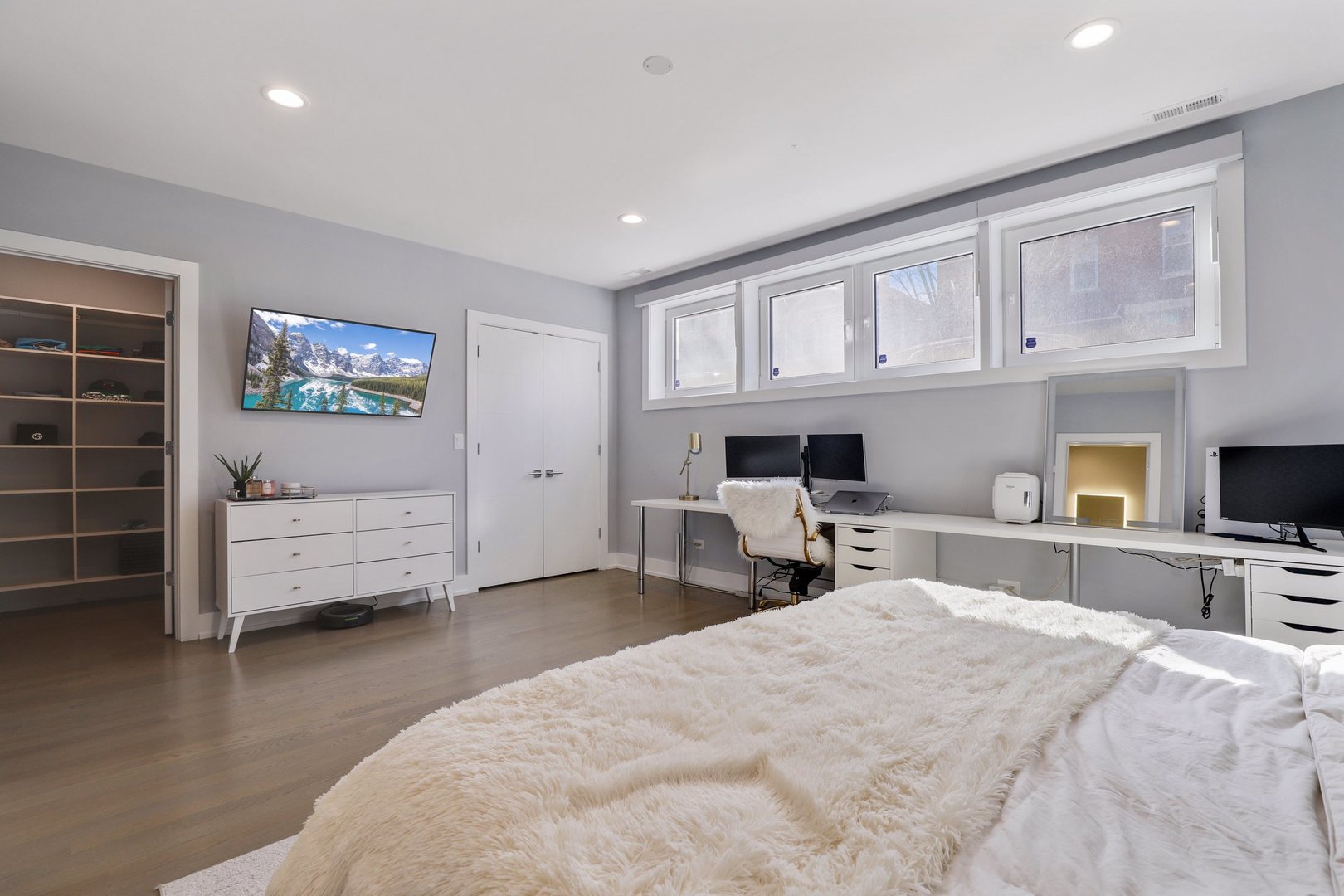730 West 17th Place, Unit 1W Chicago, IL 60616 - Photo 10 of 26 a bedroom with furniture and a flat screen tv
