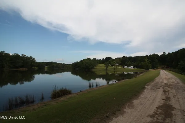 $550,000 | 317 Lakeview Drive, Yazoo City, MS 39194