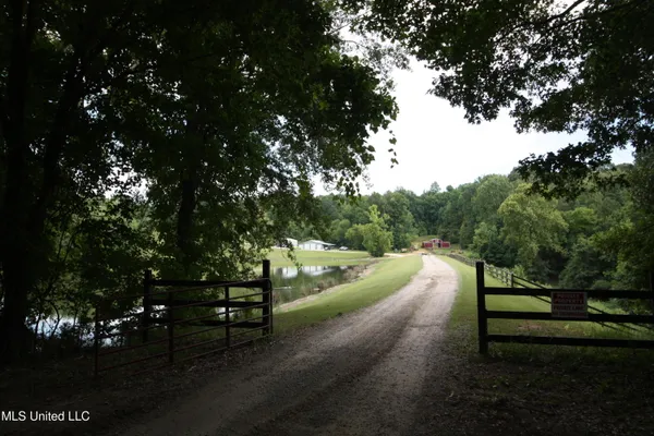 $550,000 | 317 Lakeview Drive, Yazoo City, MS 39194