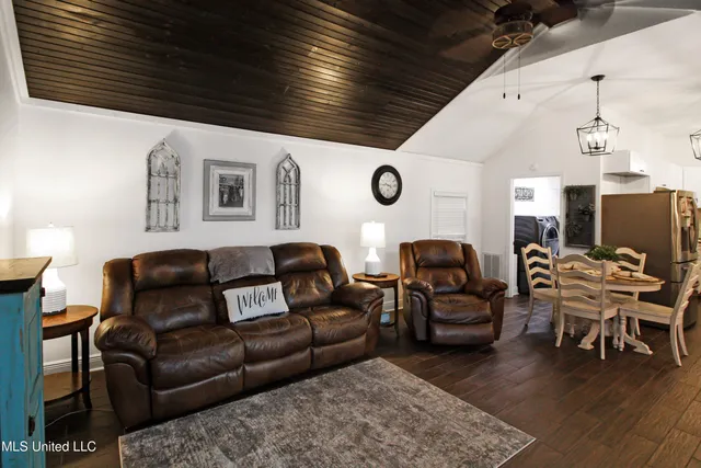 $550,000 | 317 Lakeview Drive, Yazoo City, MS 39194