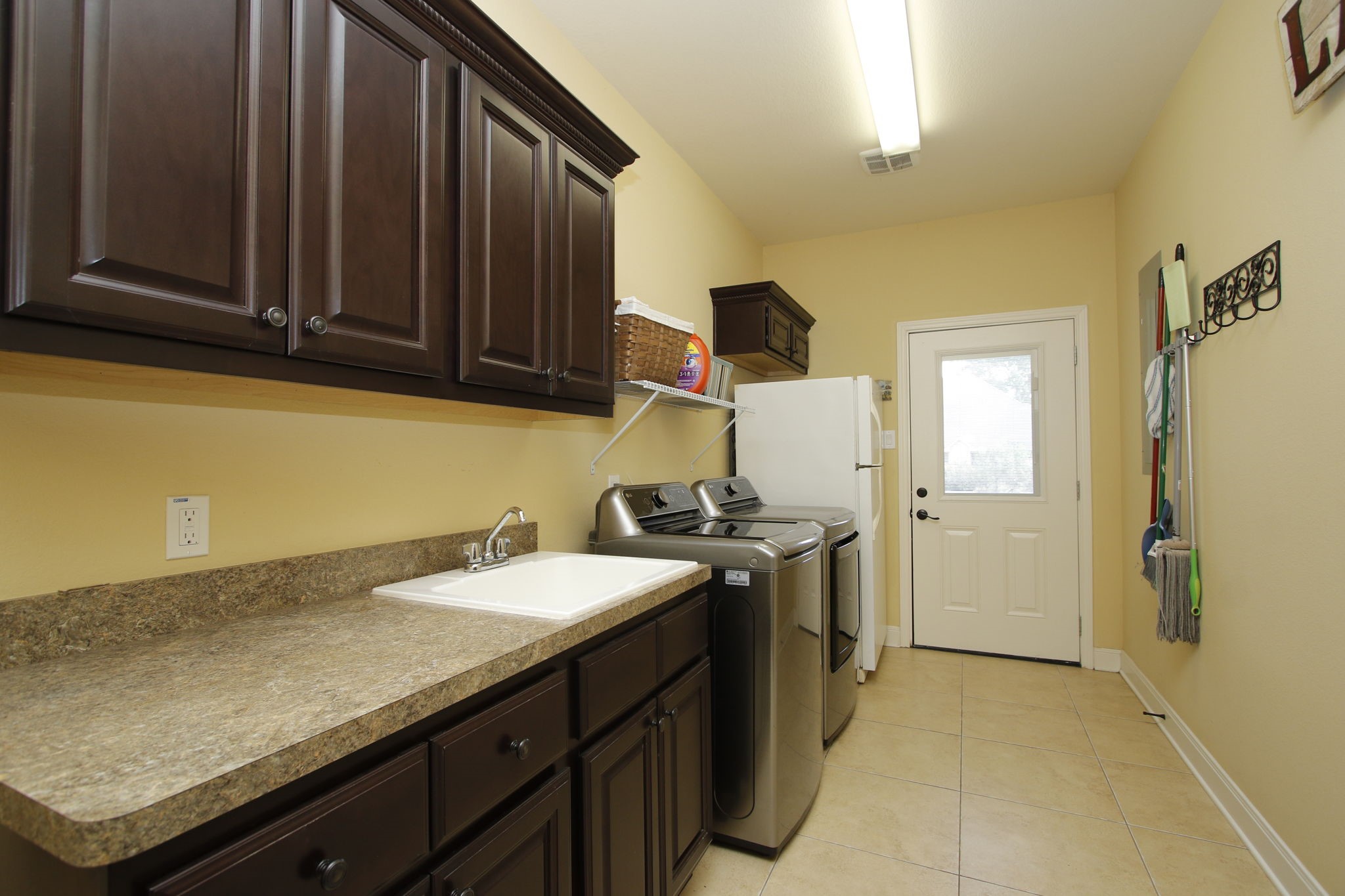 1547 Ruby Drive Willis, TX 77378 - Photo 36 of 48 a kitchen with a sink and a stove
