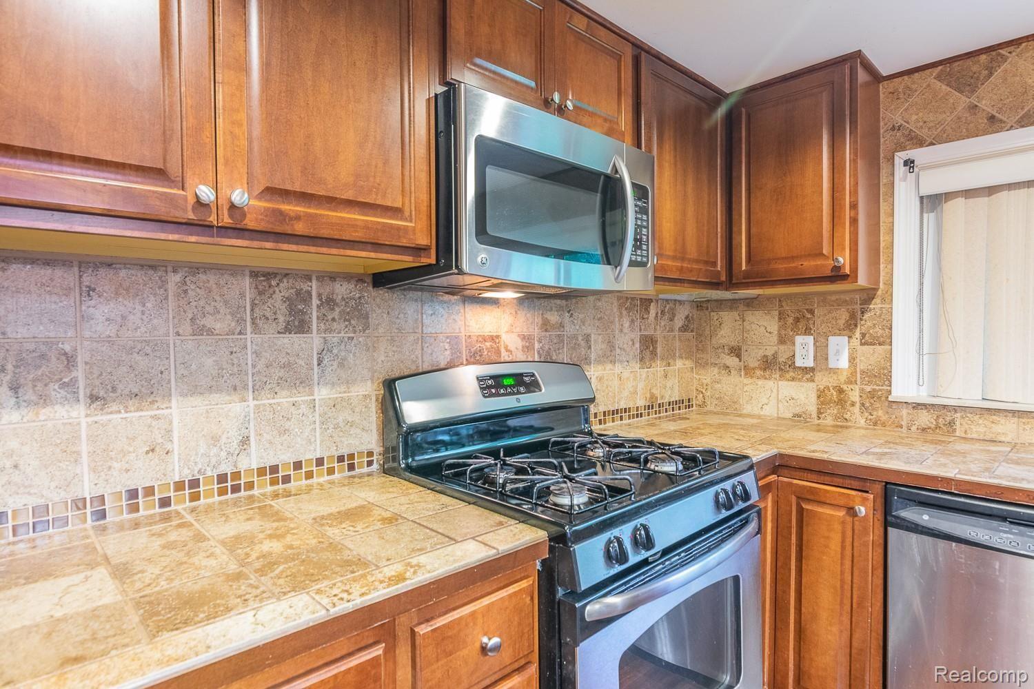 219 Barrington Road Bloomfield Hills, MI 48302 - Photo 10 of 30 Tiled counter and backsplash
