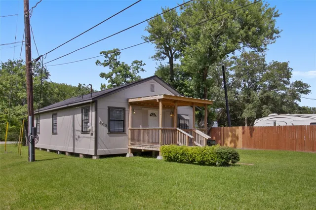 a view of a house with backyard