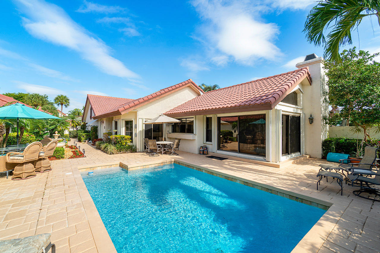 TROPICAL OVERSIZED PATIO WITH POOL